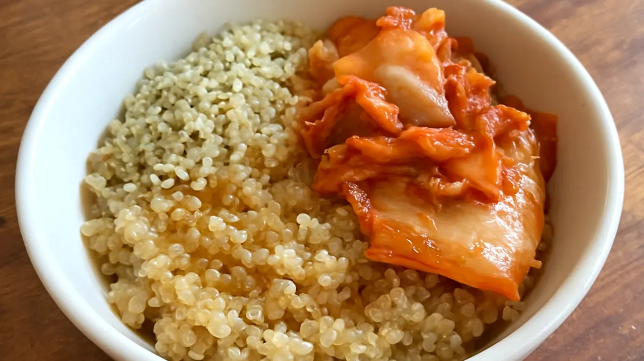 Hanfsamen-Quinoa-Bowl mit fermentiertem Kimchi und Walnussöl"