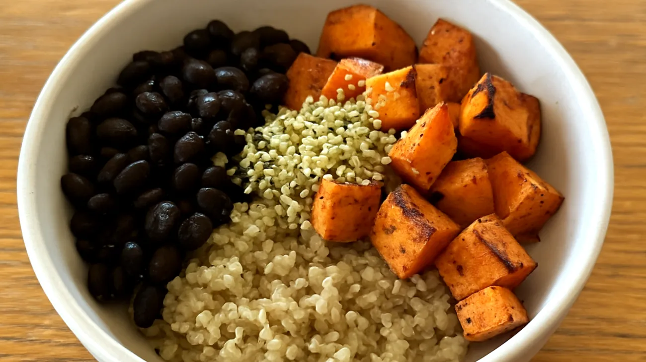 Quinoa-Bowl mit schwarzen Bohnen, Süßkartoffel und Hanfsamen"