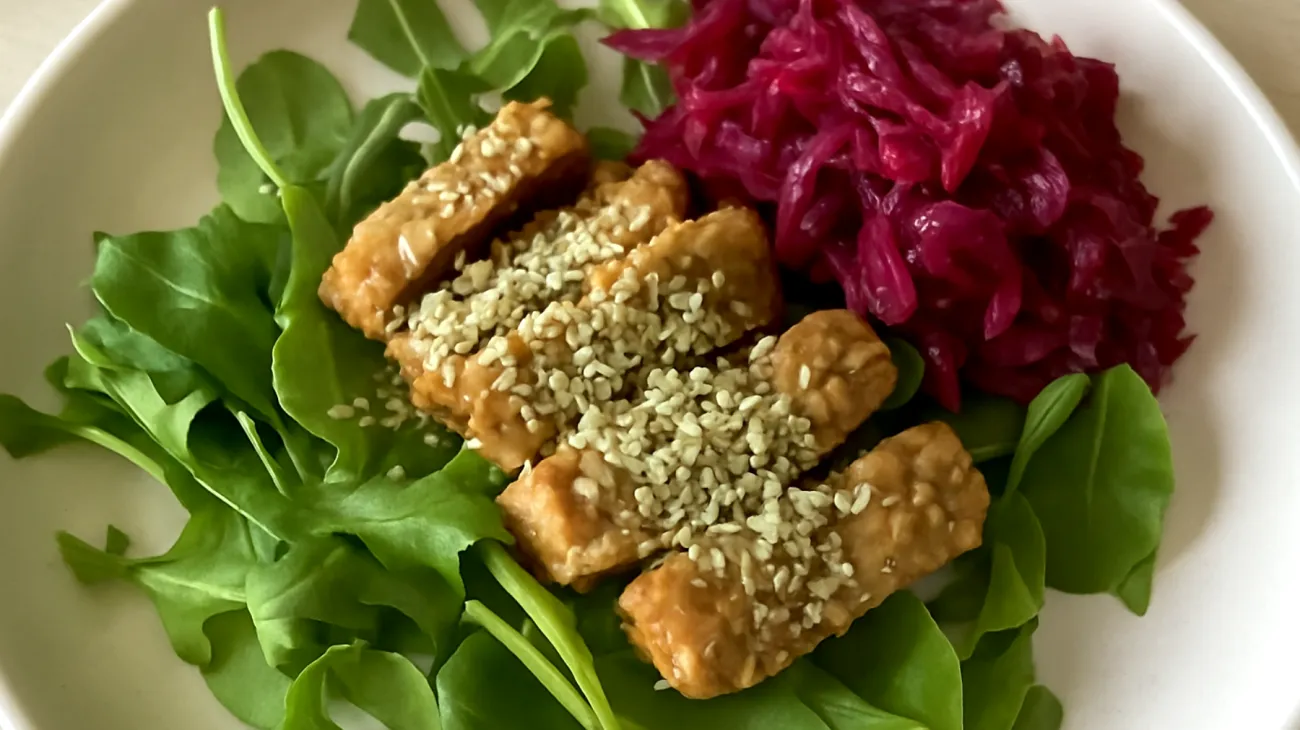 Tempeh-Salat mit Hanfsamen und fermentiertem Rotkohl"